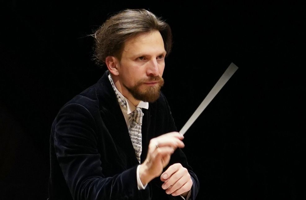 Cornelius Meister hat das Staatsorchester Stuttgart dirigiert