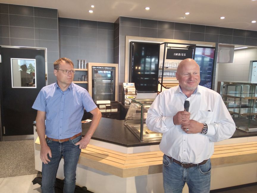 Der Vorsitzende der Schlachthof-Genossenschaft, Daniel Burgmayer (links) und Josef Hecht bei der Infoveranstaltung. Bild: Buck
