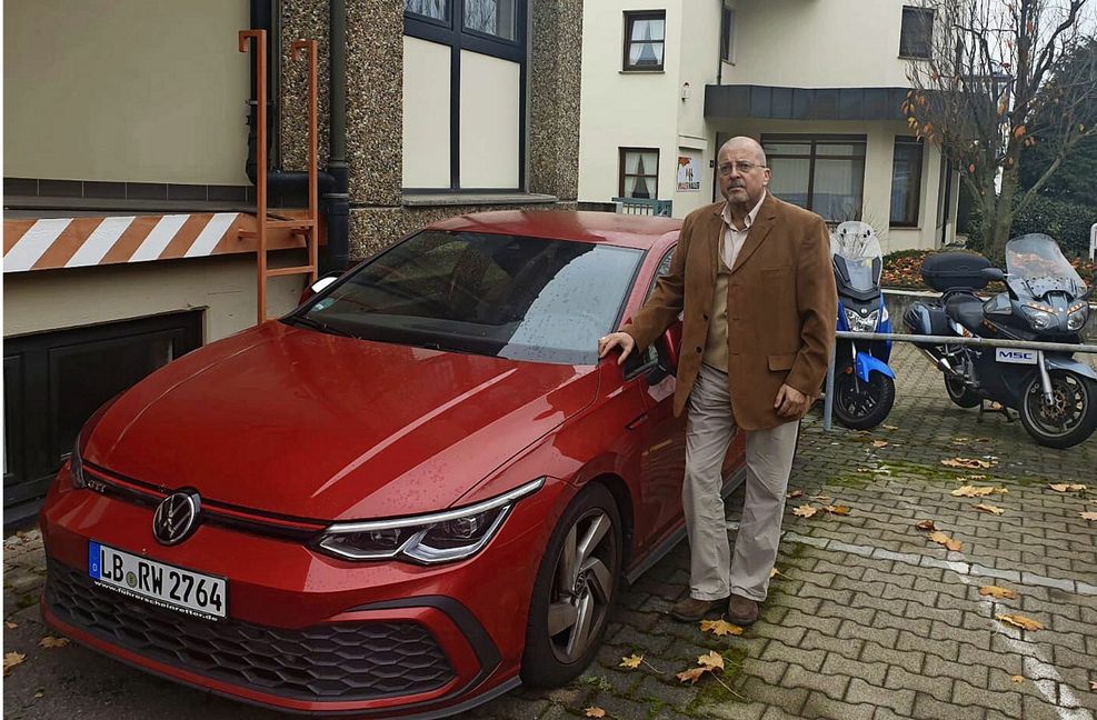 Michael Winter und sein Golf GTI: Der Abstandsassistent warnt viel zu spät vor einem drohenden Auffahrunfall.
 Foto: Privat