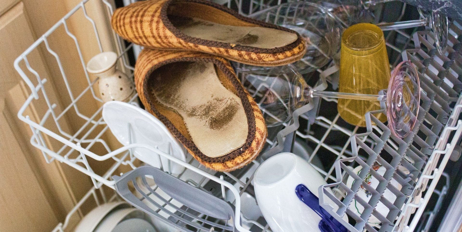 Demente verlegen oft Gegenstände – oder legen sie in unpassende Orte. Da landen dann auch mal Pantoffeln im Geschirrspüler. $$$Symbolbild: Stock Adobe/ArTo
