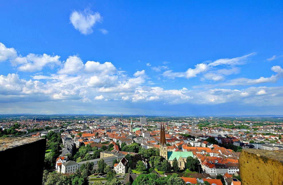 Natürlich gibt es  Bielefeld. Auch wenn die seit 1994 kursierende  Verschwörungssatire, wonach  die Existenz der 340 000 Einwohner großen Stadt lediglich überzeugend vorgetäuscht wird, nicht totzukriegen ist.