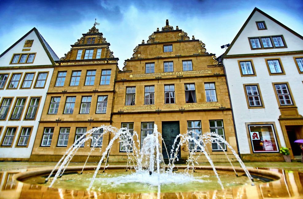 Ein Gang durch die Altstadt? Warum nicht! Von der Großbaustelle Jahnplatz   kommend, lohnt es sich, die Kreise  um das Theater am Alten Markt und die nachgebauten alten Bürgerhäuser weiter zu ziehen.
