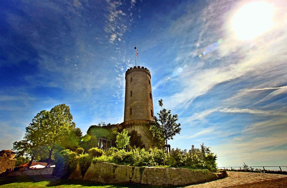 Die vor rund 800 Jahren auf dem 180 Meter hohen Sparrenberg erbaute Burg und spätere Festung ist das Wahrzeichen von Bielefeld. Vom 31,5 Meter hohen Burgturm (Eintritt 2,50 Euro, 30 Minuten) hat man einen grandiosen Rundblick über die Stadt.