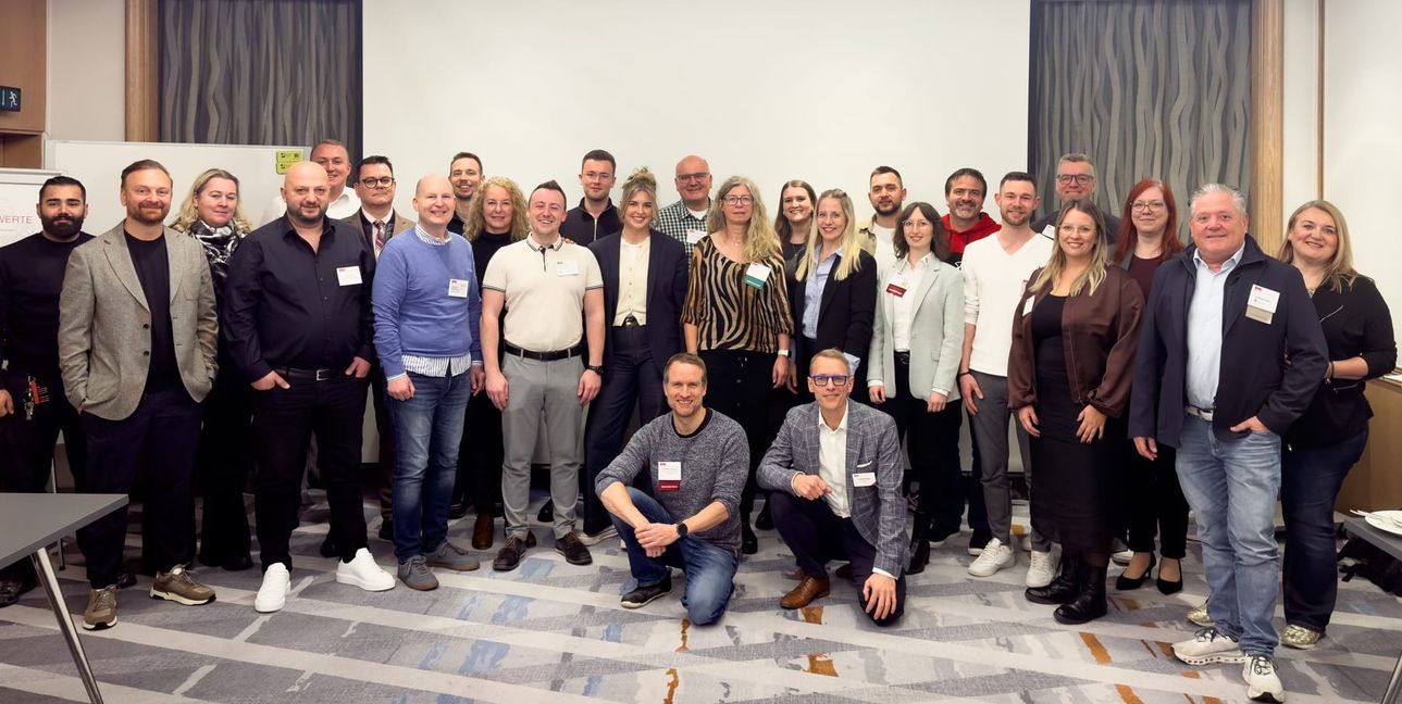 Gruppenbild des neuen BNI-Unternehmerteams „Merkur“ im Stuttgart Marriott Hotel Sindelfingen.