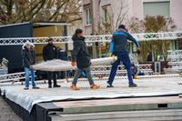 Auf dem Grünen Platz in Sindelfingen entsteht die Eisbahn für das Winterwunderland.
