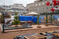 Die Kindereisenbahn wartet abgedeckt mit Planen auf ihren Einsatz.