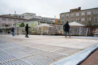 Auf dem Grünen Platz in Sindelfingen entsteht die Eisbahn für das Winterwunderland.