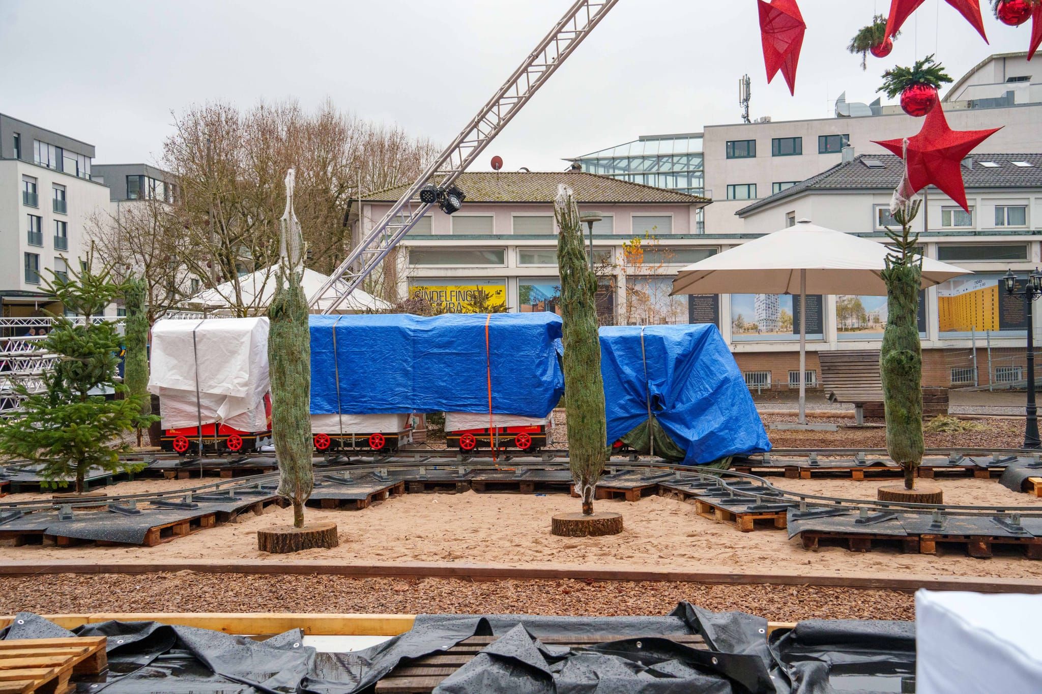 Auf dem Grünen Platz in Sindelfingen entsteht die Eisbahn für das Winterwunderland.