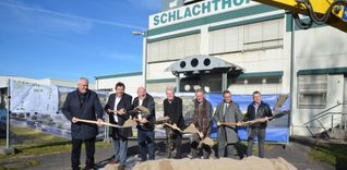 Auf unserem Foto (von links): Architekt Josef Kuon, Bürgermeister Thomas Riesch, Vorstand Betreiber Josef Hecht, früherer Vize-Landrat Wolf Eisenmann, Landrat Roland Bernhard, Landwirtschafts-Minister Peter Hauk sowie Vorstand und Betreiber Daniel Burgmayer.