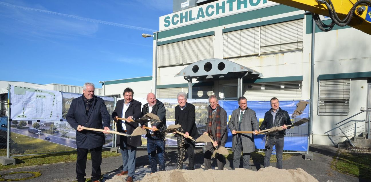 Auf unserem Foto (von links): Architekt Josef Kuon, Bürgermeister Thomas Riesch, Vorstand Betreiber Josef Hecht, früherer Vize-Landrat Wolf Eisenmann, Landrat Roland Bernhard, Landwirtschafts-Minister Peter Hauk sowie Vorstand und Betreiber Daniel Burgmayer.
