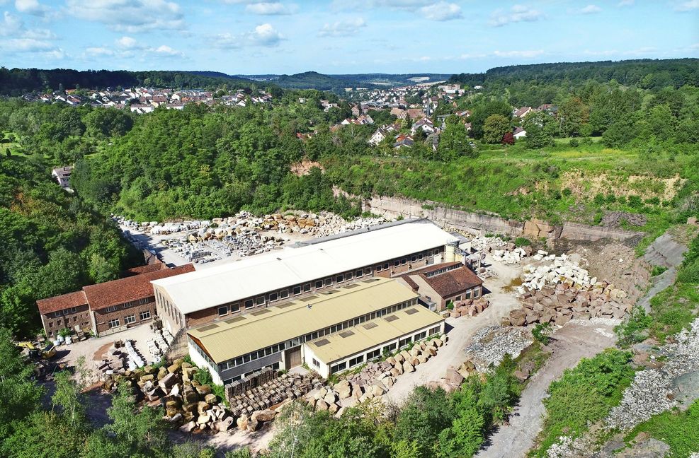 Große Teile des Steinbruchs Lauster im Süden sollen verfüllt werden. Das Bestandsgebäude im Norden bleibt erst einmal stehen.
 Foto: Horst Haas/Horst Haas