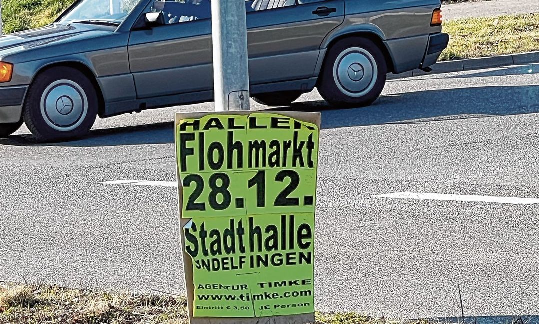 Drei Monate später: Das Plakat hängt immer noch.