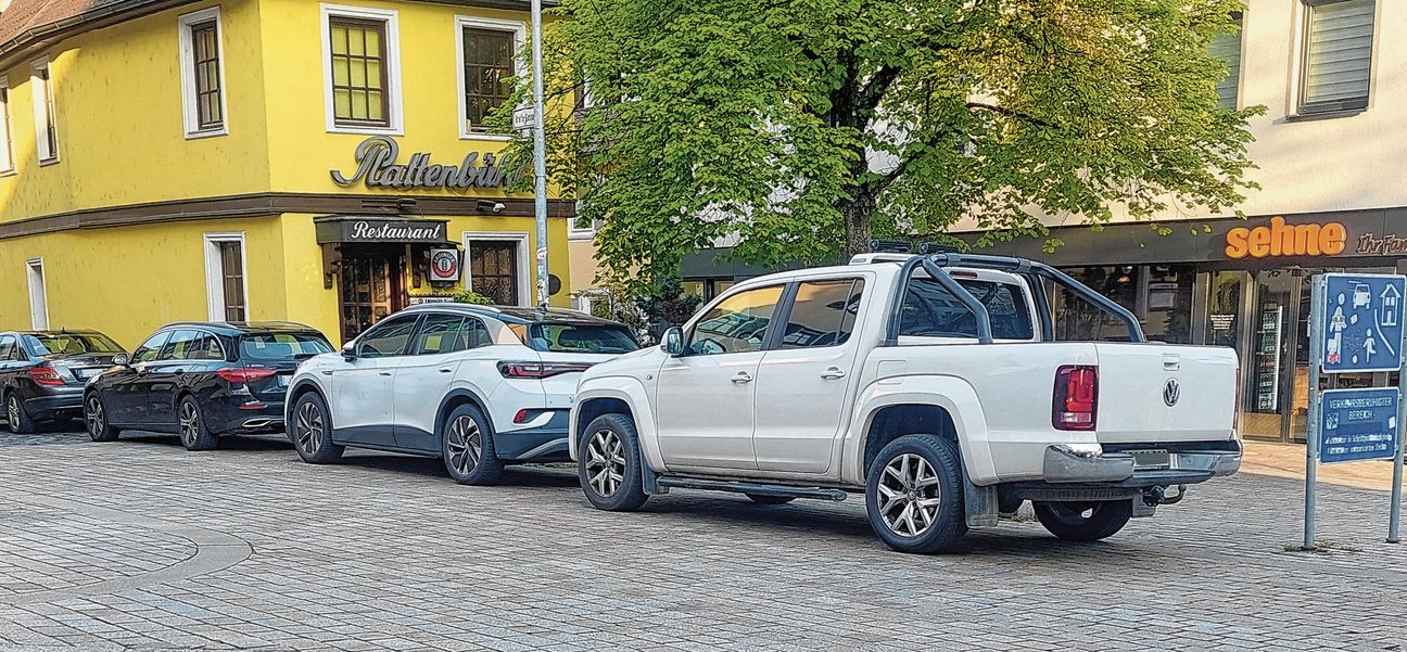 Ein alltägliches Szenario in der Breiten Gasse in Böblingen: Ein Falschparker steht hinter dem anderen.