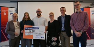 Rosemarie Späth, Mara Dümmler, Tizian Lauria, Barbara Erath, Bernd Koschka, Steffen Bauer zeigen den Spendenscheck.  Bild: Schüttke