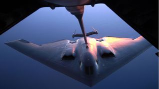 Ein US Air Force B-2 Spirit Stealth Bomber während der Luft-Betankung über Australien (Archivfoto).