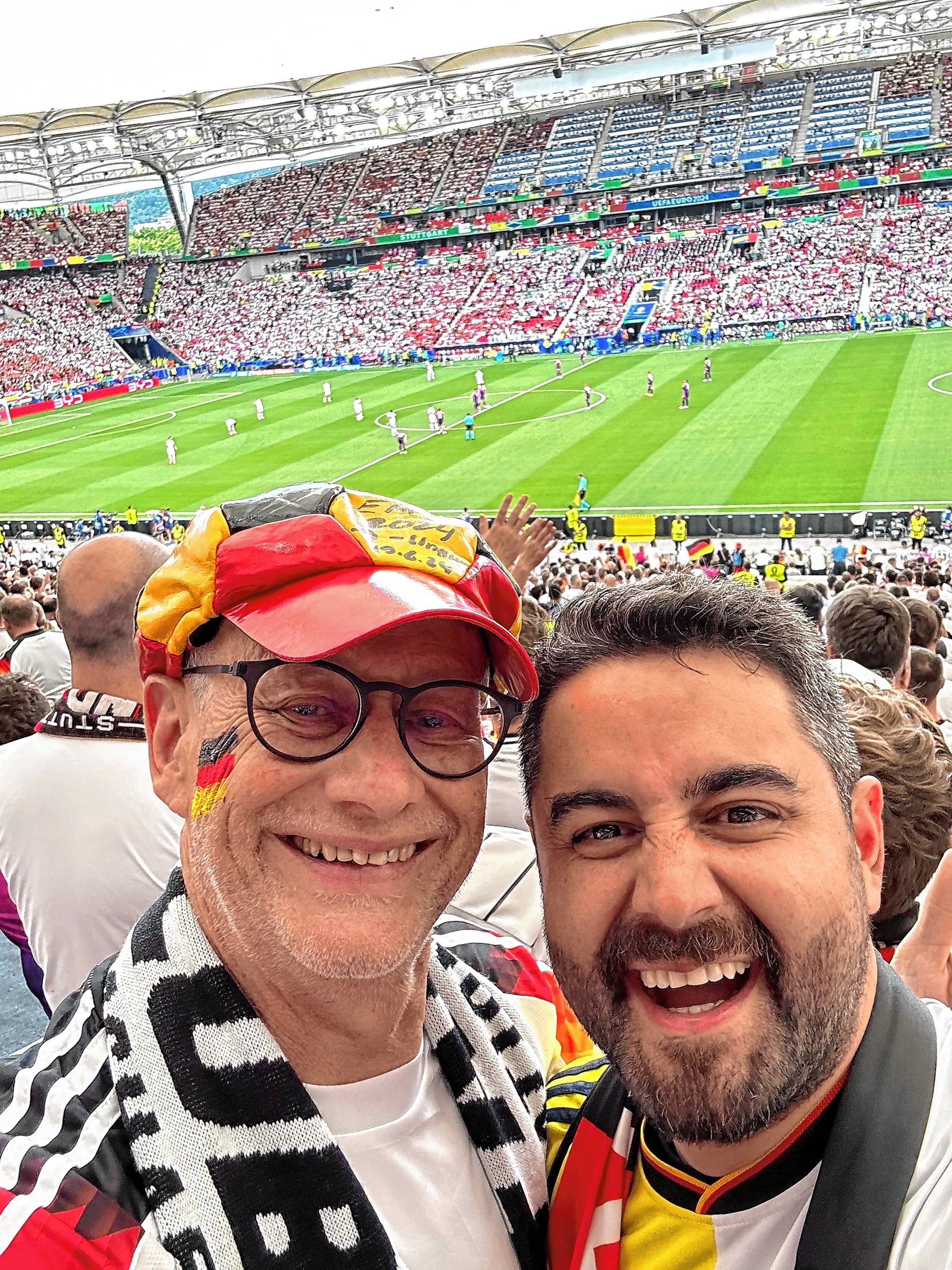 Uwe Bengel (links) und sein kolumbianische Sitznachbar Gustavo am Mittwochaben  in der Stuttgarter MHP-Arena.