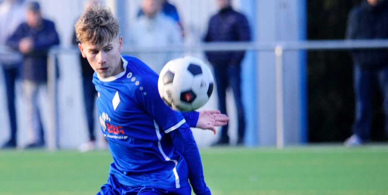 Marvin Pietruschka und die SV Böblingen haben Ball und Gegner im Griff.Bild: Phostostampe