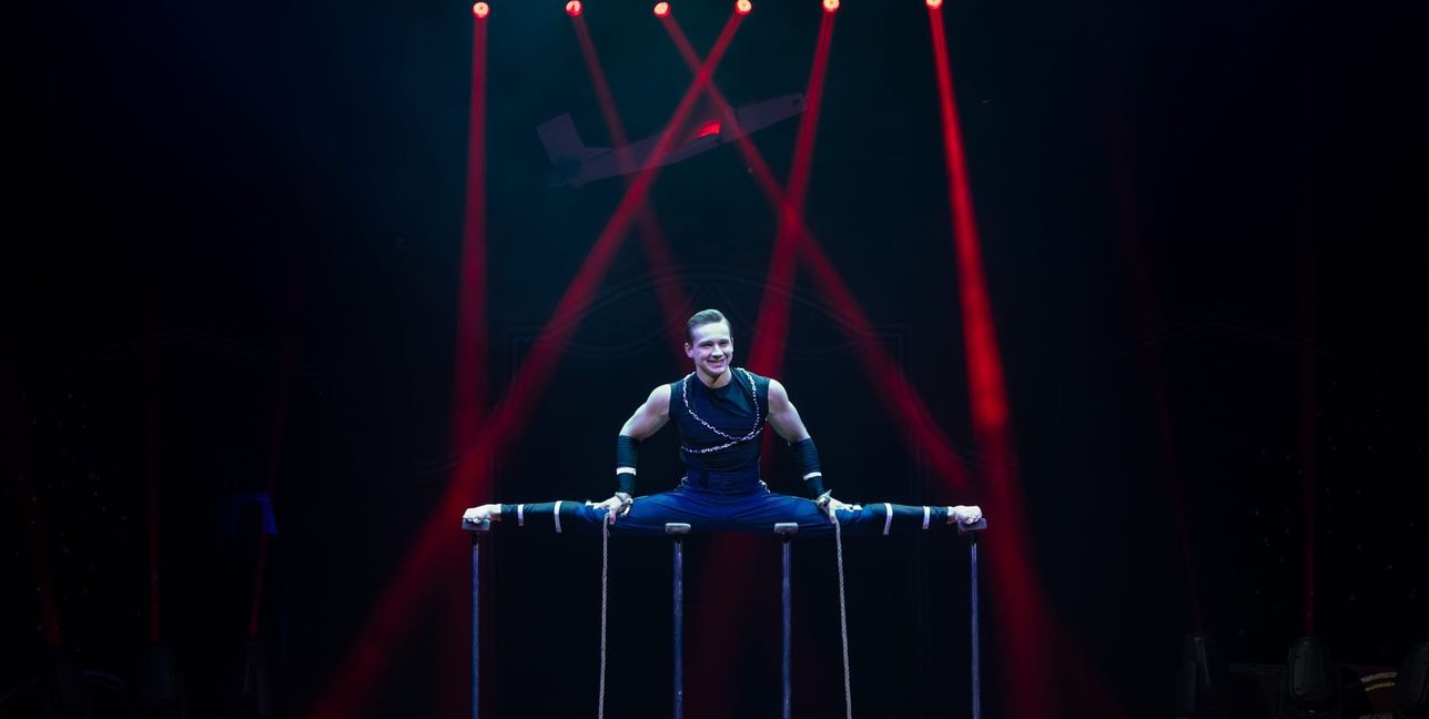 Lächelnd und scheinbar leicht zeigt Ruslan Kalachevskyi seinen Spagat auf vier Stelzen.