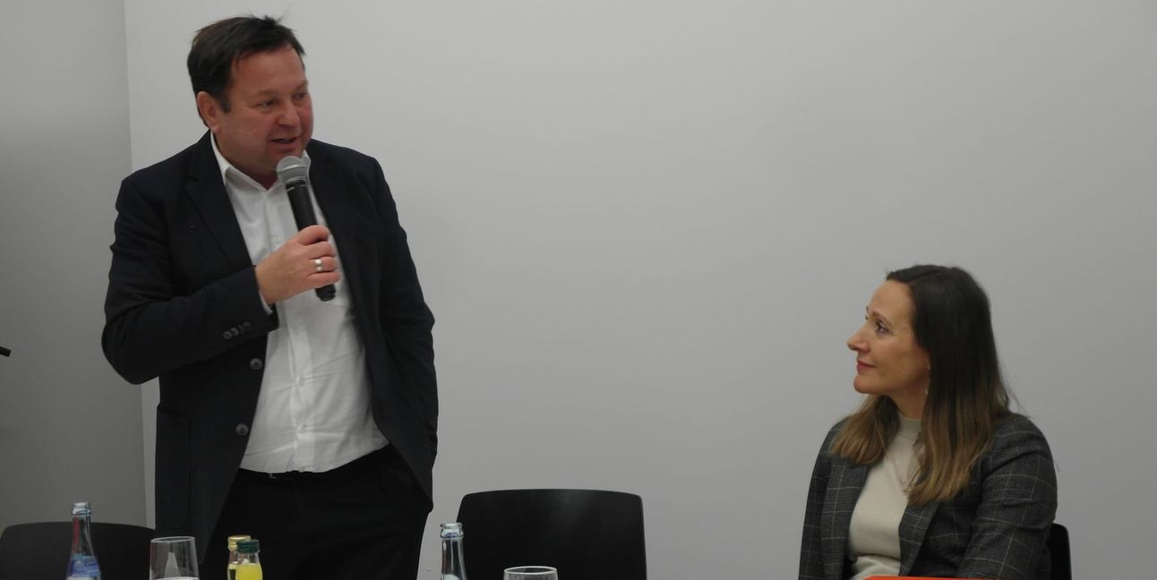 Die SPD-Bundestagsabgeordneten Martin Gerster und Jasmina Hostert bei den Stadtwerken im Gespräch. 	Bild: Staber