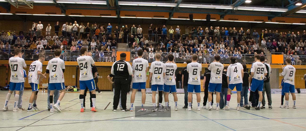 Nach der Niederlage bekamen die A-Jugendhandballer der HSG Böblingen/Sindelfingen aufmunternden Beifall von den Zuschauern in der Murkenbachhalle. Bild: z