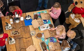 Eine Naturmurmelbahn im Karton konnten die Kinder und Jugendlichen am Stand des Stiftsgymnasiums bauen.