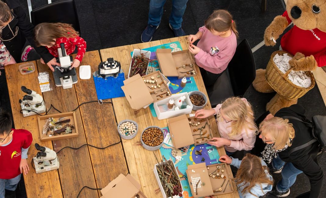 Eine Naturmurmelbahn im Karton konnten die Kinder und Jugendlichen am Stand des Stiftsgymnasiums bauen.