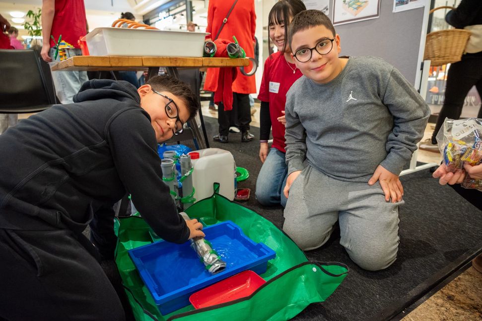 Yavuz und Fatih Sen aus Holzgerlingen haben Spaß daran, ihre selbstgebaute Archimedes-Schraube zu testen.