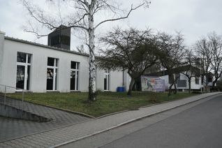 Die evangelische Kirche will sich nun auch von Gemeindehaus links und Wohnkomplex rechts an der Versöhnungskirche trennen.