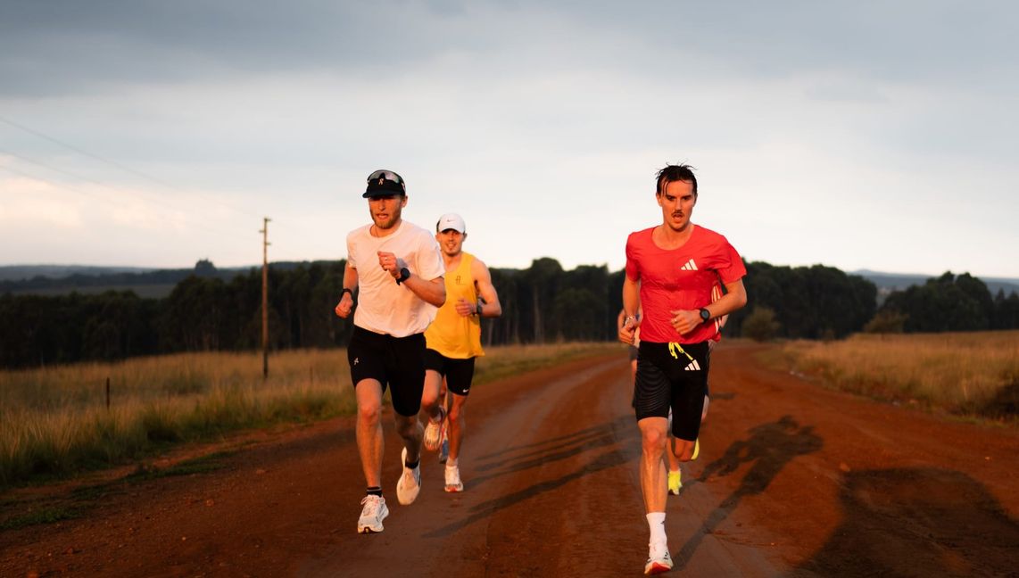 Velten Schneider vom VfL Sindelfingen (rotes Trikot) hat schon unzählige Laufkilometer auf den südafrikanischen Dirts Roads in den Beinen.