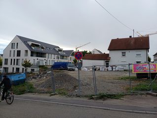 Auf der Brachfläche könnten Parkplätze Ecke Bahnhofstraße/Gartenstraße entstehen. 
Bild: Elbers