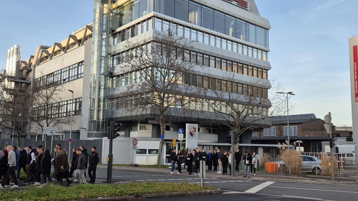 Die Porsche-Mitarbeiter wissen noch nicht, welche Folgen das zweite Sparpaket hat. Das Bild zeigt eine Gruppe, die vor dem Ende der fast fünfstündigen Betriebsversammlung am 9. Dezember das Werksgelände verlässt.