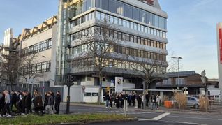 Die Porsche-Mitarbeiter wissen noch nicht, welche Folgen das zweite Sparpaket hat. Das Bild zeigt eine Gruppe, die vor dem Ende der fast fünfstündigen Betriebsversammlung am 9. Dezember das Werksgelände verlässt.