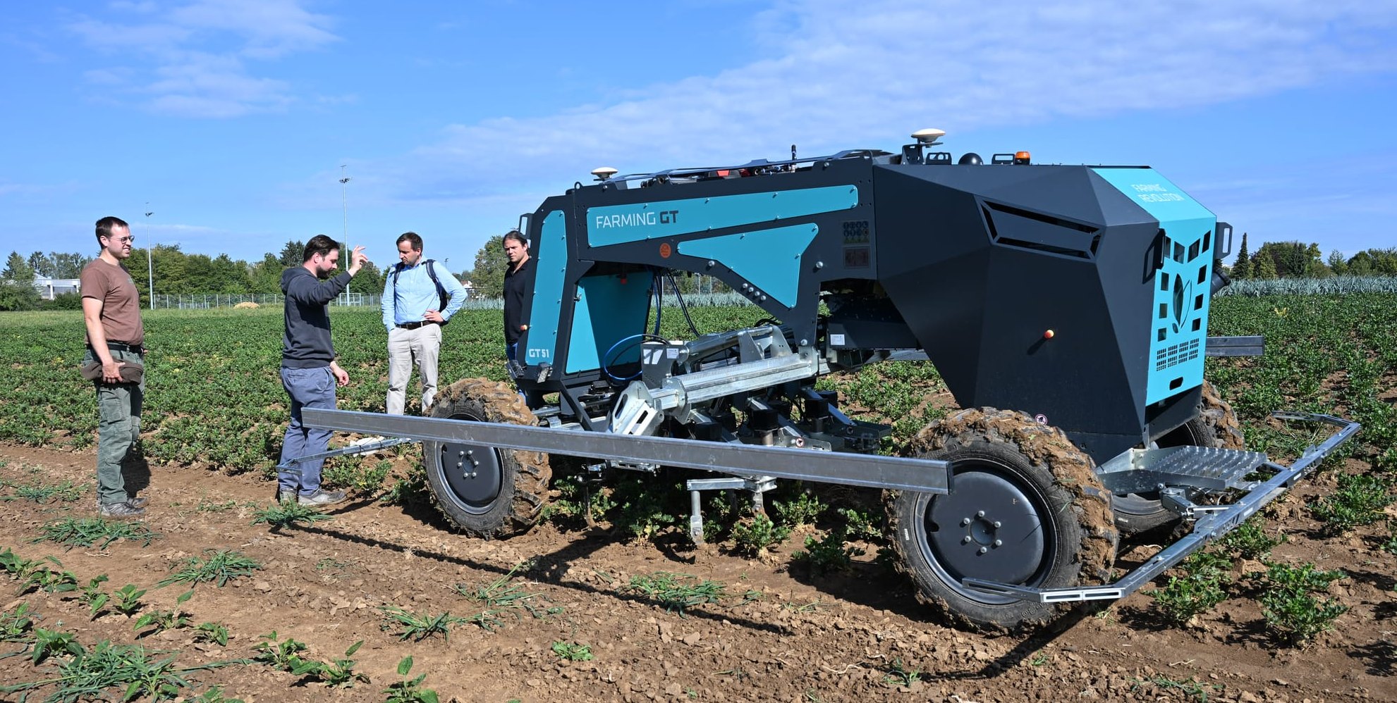 Der Hackroboter fährt bei Maichingen autonom übers Feld. Gärtnermeister Jonas Winter (links) beobachtet die Arbeit des Geräts.