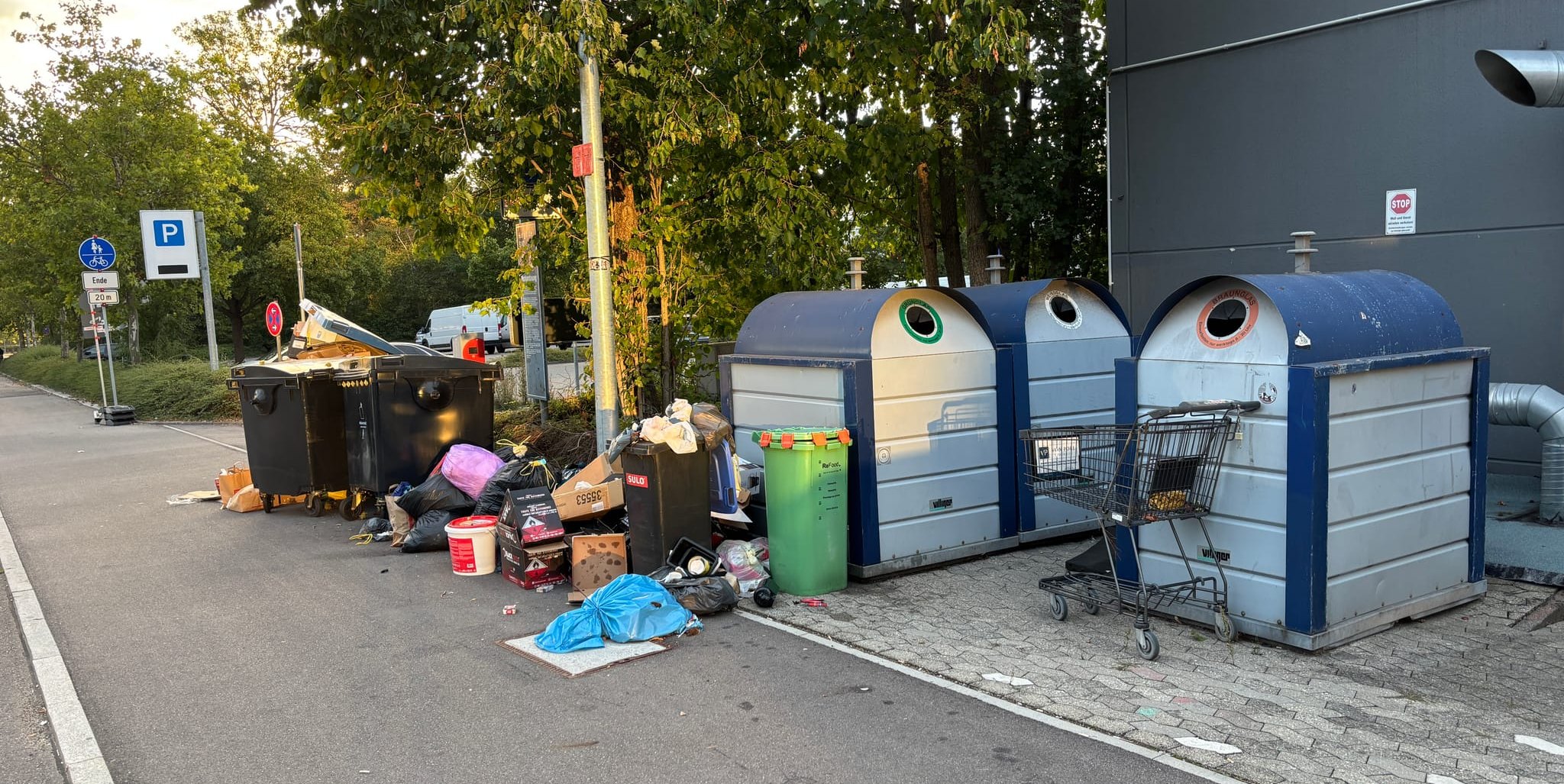 Neben den Glascontainern in der Tilsiter Straße häuften sich Anfang September die Abfälle. Inzwischen ist der Müll beseitigt worden.