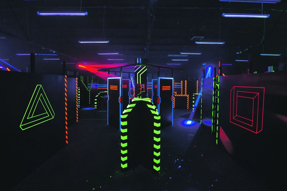 Haben jede Menge Spaß beim Lasertag: eine Gruppe aus Arbeitskollegen aus Sindelfingen. Bild: Groß