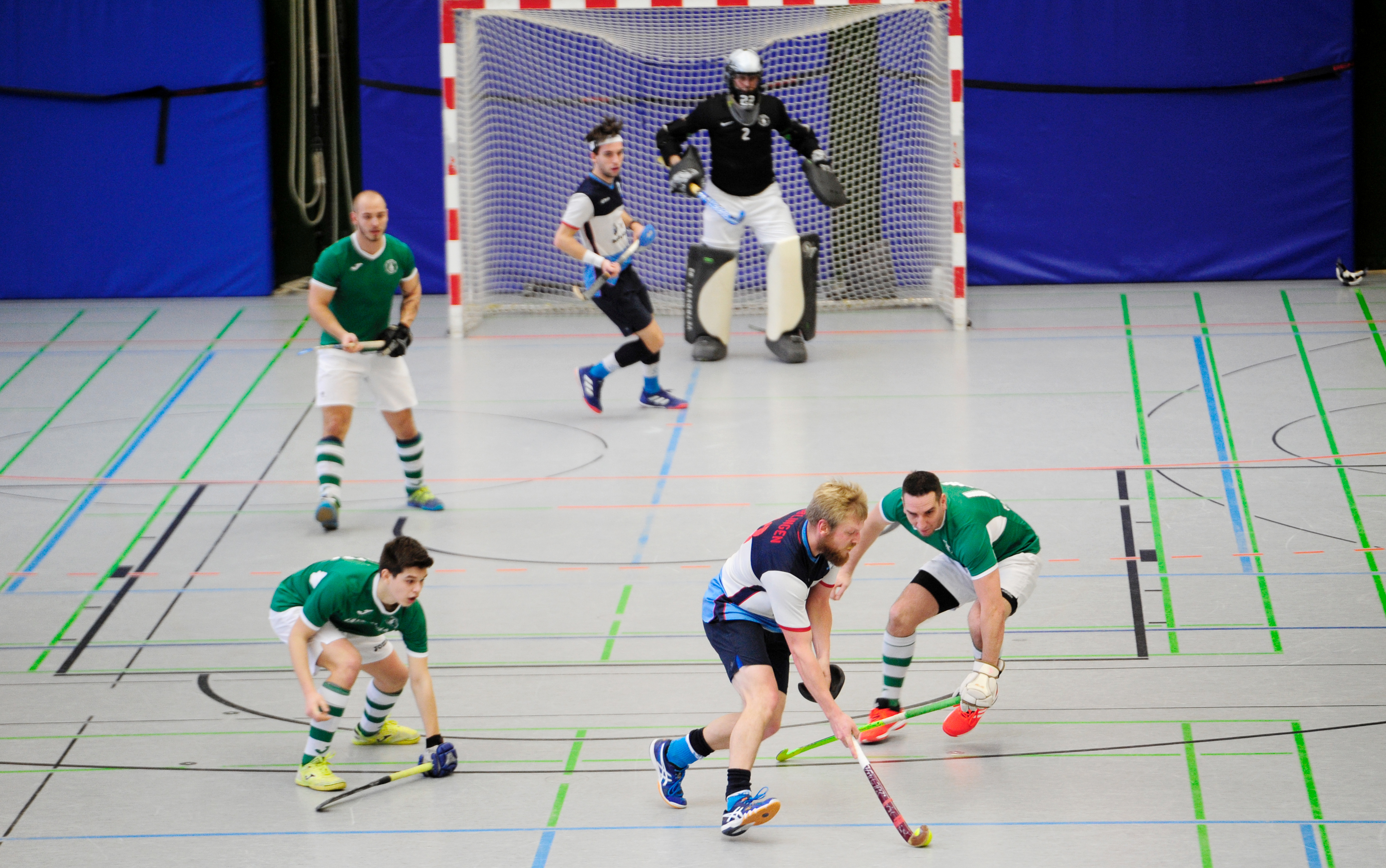4.1.20 Böblingen Hockey Turnier Nr. 23 Christopher Groß (vorne am Ball), Nr. 14 Jona Meyer (hinten am Tor)