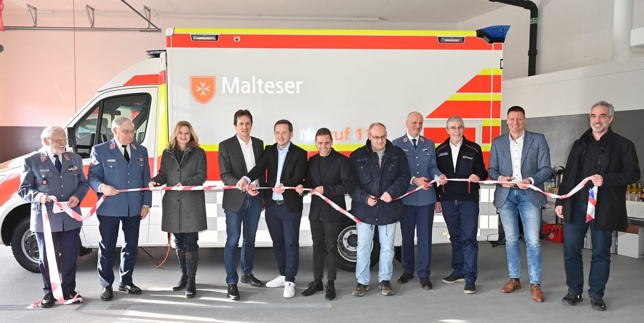Mit dem Durchschneiden des Bandes wurde die Rettungswache der Malteser für den Betrieb freigegeben.