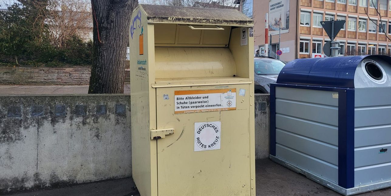 In vielen Altkleider-Containern landen auch Essensreste und andere Dinge, die dort nicht reingehören.