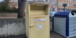 In vielen Altkleider-Containern landen auch Essensreste und andere Dinge, die dort nicht reingehören.