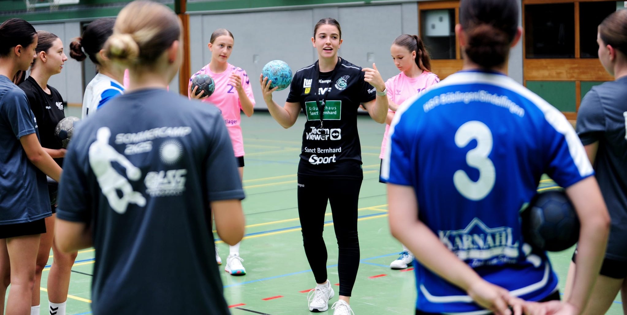 Lea Neubrander (schwarzes Trikot) wird am Donnerstag zwei Trainingseinheiten leiten.