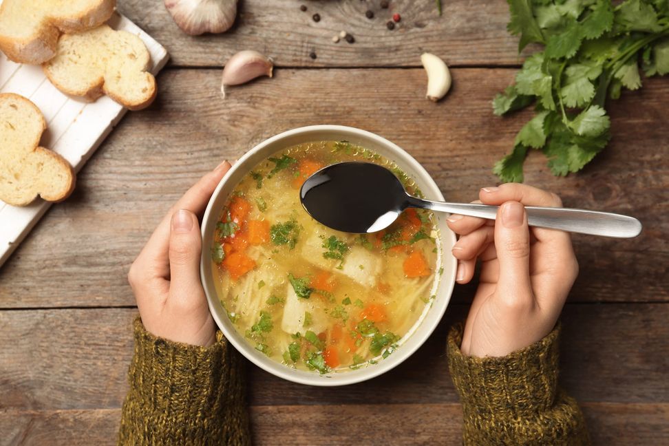 Eine Hühnersuppe wärmt Körper und Seele.Bild: new africa/ adobe stock