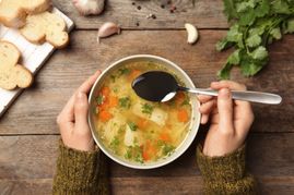 Eine Hühnersuppe wärmt Körper und Seele.Bild: new africa/ adobe stock