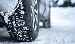 Erfahren Sie, wie sich Winter- und Ganzjahresreifen (Allwetterreifen) unterscheiden, welche Kennzeichnungen wichtig sind und worauf Sie bei der Nutzung im Straßenverkehr achten müssen.