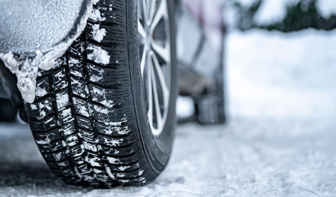 Erfahren Sie, wie sich Winter- und Ganzjahresreifen (Allwetterreifen) unterscheiden, welche Kennzeichnungen wichtig sind und worauf Sie bei der Nutzung im Straßenverkehr achten müssen.