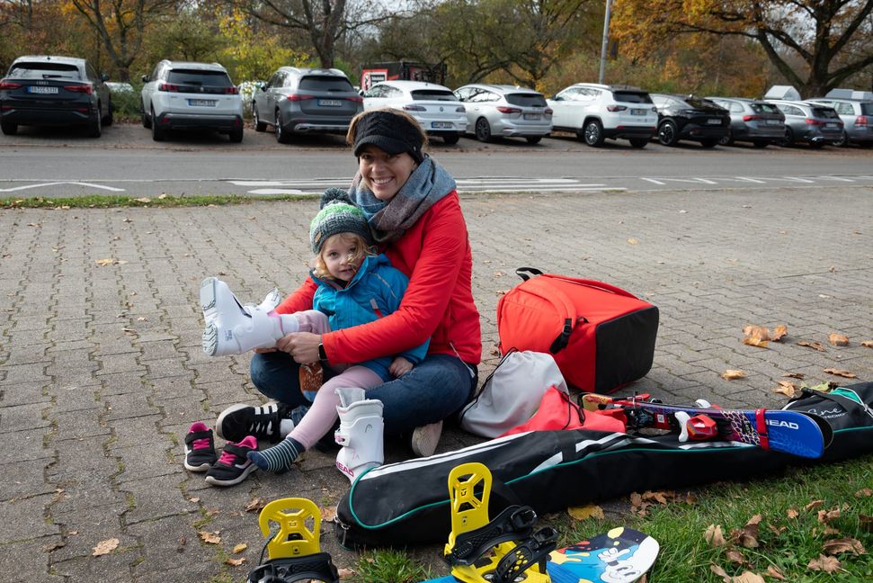 Anziehen gehört für Sophie und Mama Christine Lutz auch dazu.