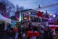 Gemeinsames Weihnachtsliedersingen mit den Hanke Brothers auf dem Grünen Platz.
