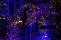 Gemeinsames Weihnachtsliedersingen mit den Hanke Brothers auf dem Grünen Platz.