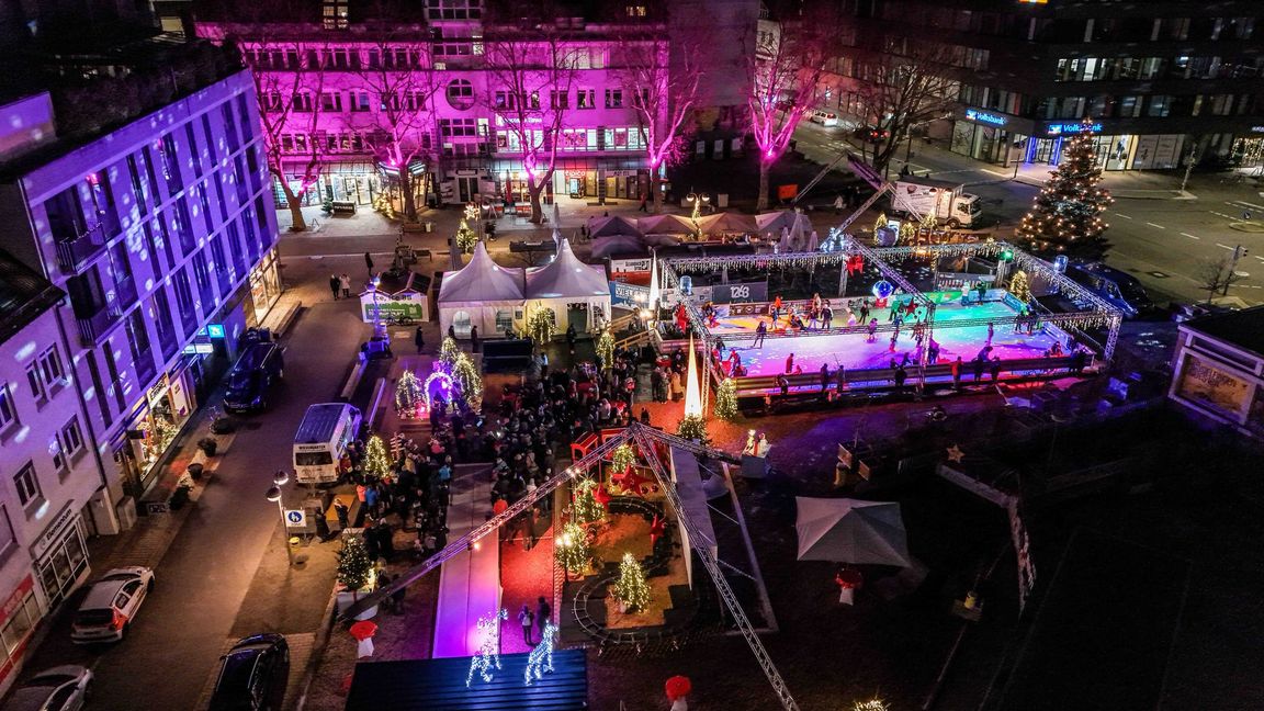 Gemeinsames Weihnachtsliedersingen mit den Hanke Brothers auf dem Grünen Platz.