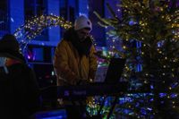 Gemeinsames Weihnachtsliedersingen mit den Hanke Brothers auf dem Grünen Platz.