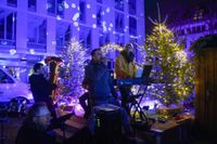 Gemeinsames Weihnachtsliedersingen mit den Hanke Brothers auf dem Grünen Platz.